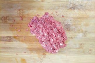 牛肉洗净，剁成肉泥
