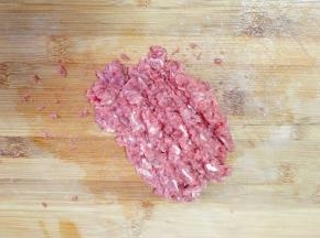 牛肉洗净，剁成肉泥