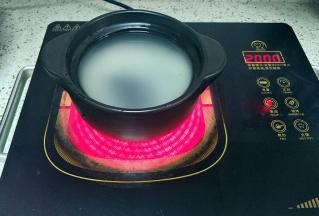 大米淘洗干净，放入小炖锅加入适量清水