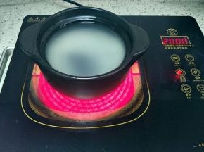 大米淘洗干净，放入小炖锅加入适量清水