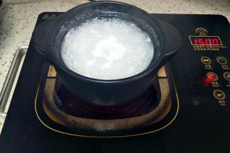 米汤煮开后转中小火熬煮