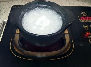 米汤煮开后转中小火熬煮