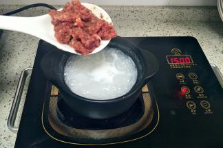 煮至五六成熟时，加入牛肉泥划散