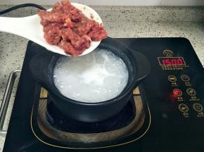 煮至五六成熟时，加入牛肉泥划散