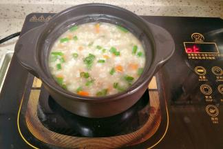 粥煮浓稠时，加入盐调味，撒适量葱花出锅