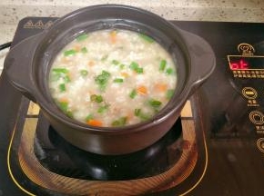 粥煮浓稠时，加入盐调味，撒适量葱花出锅