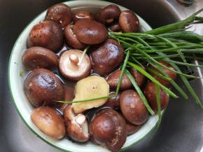 香菇，香葱，生姜泡水洗净。