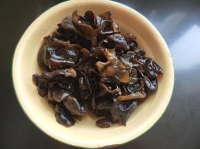 黑木耳提前泡发洗净。