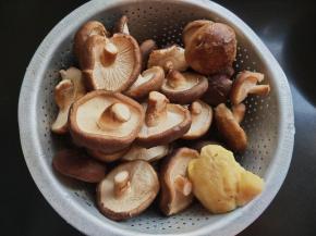 香菇一个个挤干水分，这一点很重要。