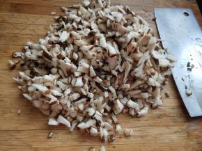 香菇切丝再切丁。
