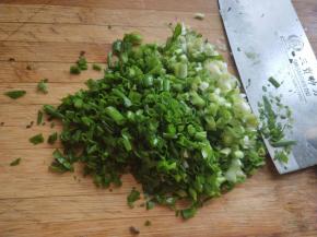 香葱切碎。