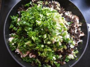 准备一个大一点的容器，放入香菇，木耳，香葱，生姜。