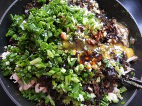 打入一个鸡蛋，放鸡精，生抽，蚝油，老抽，小麻油。