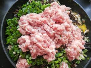 放入肉沫，食用盐。