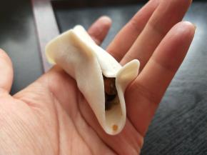 捏一个褶，粘贴，再捏一个褶。