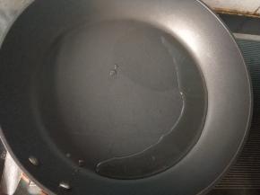 平底锅内放油。