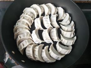 放入饺子，开中火。