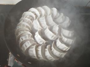 饺子有锅巴的时候，放入清水，水量以淹过饺子的一半就行。