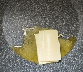 黄油入平底锅小火加热至黄油融化。