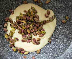 加入开心果翻炒均匀。