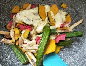 加入果蔬干翻炒均匀。可以用手来回折叠，使果蔬干全部被糖包裹。