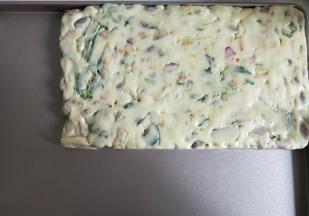 放入不粘烤盘，借助擀面杖和刮板整形。