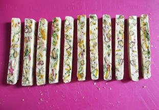 借助工具切成长条。