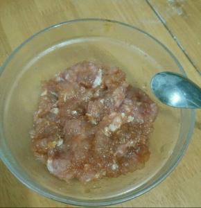 猪肉剁碎，加入适量耗油拌匀。