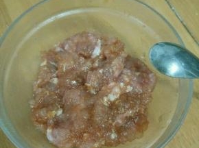 猪肉剁碎，加入适量耗油拌匀。