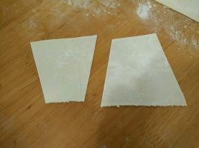 面粉加适量水，和成较硬的面团，用压面机压成云吞皮，用刀切成梯形。