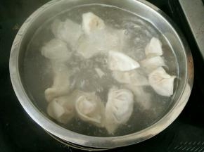 锅里放水烧开，下一条煮熟。