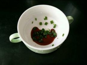 取个碗，加入酱油、葱花和香油。把紫菜连同汤水倒进去。