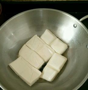 热锅凉油下豆腐，撒点盐。