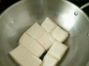 热锅凉油下豆腐，撒点盐。