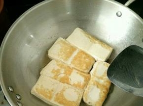 煎至两面金黄即可出锅。