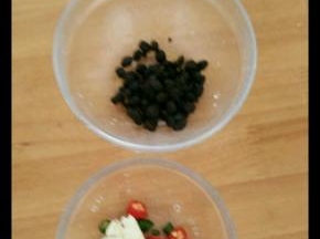 豆豉冲洗一下，辣椒切小段，蒜头也拍一下。