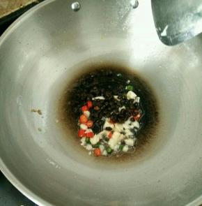 下豆豉，小火煸一下出香味。