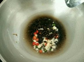 下豆豉，小火煸一下出香味。