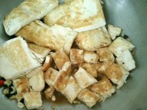 把豆腐放进去，用锅铲把每块豆腐分切成四块。