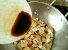 耗油和生抽用适量水化开，淋在豆腐上。