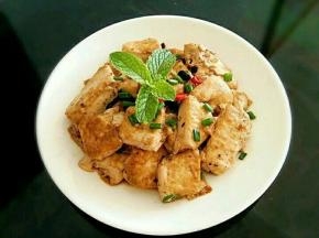 出锅，撒葱花。