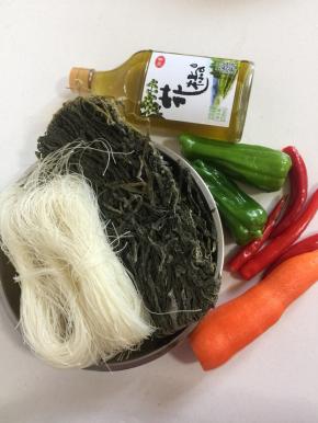 准备好所需食材：

粉丝2把，海带丝1把，青椒2个，红尖椒4个，胡萝卜1根。