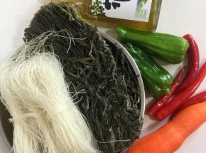 准备好所需食材：

粉丝2把，海带丝1把，青椒2个，红尖椒4个，胡萝卜1根。