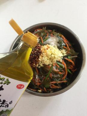 再加入一勺仲景花椒油。