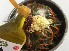 再加入一勺仲景花椒油。