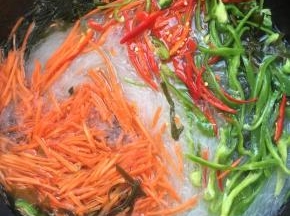 再放入青椒丝，红尖椒丝，胡萝卜丝。