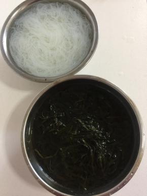 粉丝和海带丝提前用温水泡软备用。