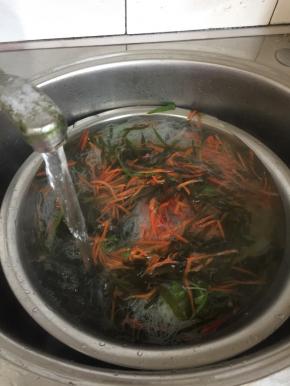 迅速放入冷水中冲洗几遍至凉透即可捞出沥干水分备用。