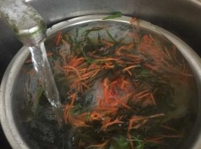 迅速放入冷水中冲洗几遍至凉透即可捞出沥干水分备用。