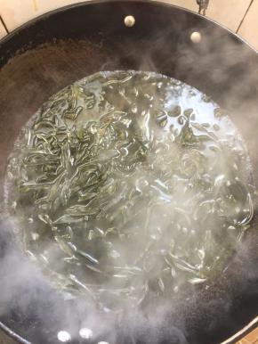 水烧开，先放入海带丝焯水一分钟。